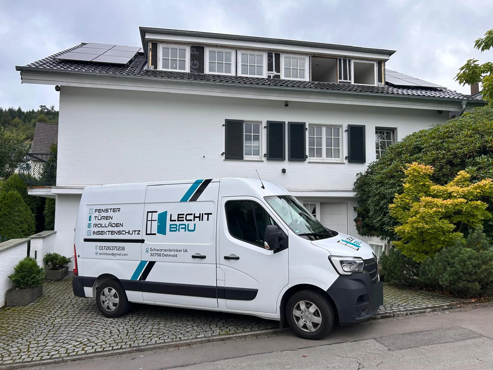 LECHITBAU Montagefahrzeug vor einem Haus