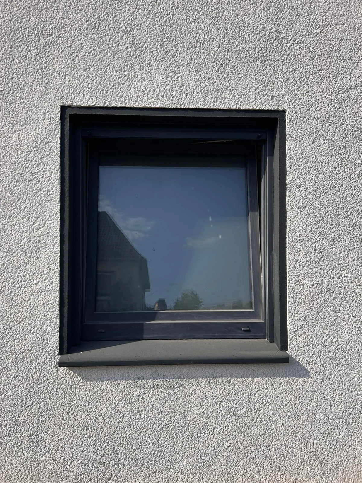 Dunkler Fensterrahmen