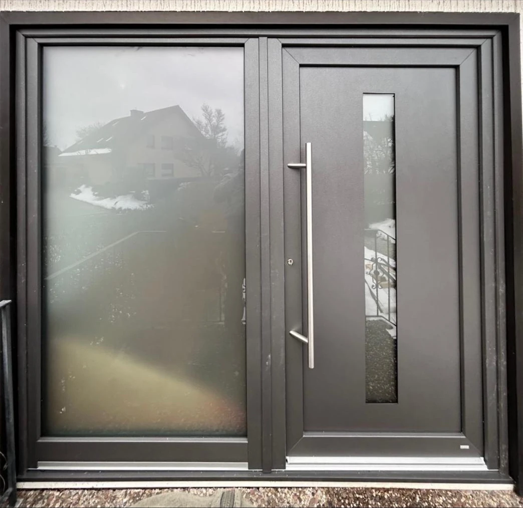 Haustür aus Aluminium mit verglastem Seitenteil